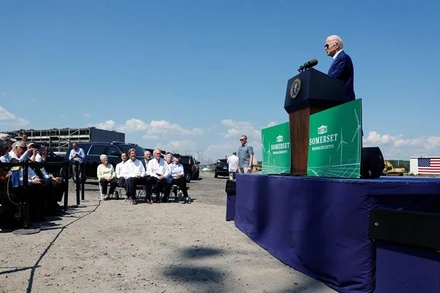 Tổng thống Mỹ Biden phát biểu về biến đổi khí hậu trong chuyến thăm Massachusetts. (Ảnh REUTERS) 