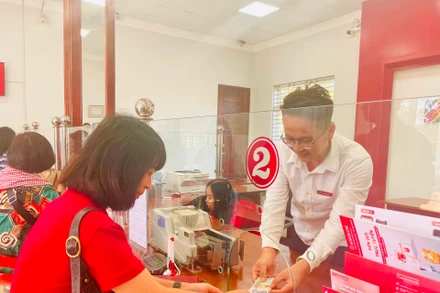 Khách hàng giao dịch tại chi nhánh Ngân hàng Agribank. 
