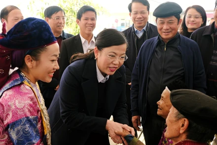 Ðồng chí Nguyễn Thanh Hải thăm hỏi đồng bào dân tộc H’Mông ở xóm Bản Tèn, xã Văn Lăng, huyện Ðồng Hỷ, tỉnh Thái Nguyên. 