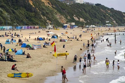 Bãi biển ở Anh trở nên đông đúc khi thời tiết nắng nóng. 