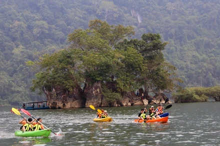 Du khách chèo thuyền Kayak trên hồ Ba Bể, tỉnh Bắc Kạn. (Ảnh HƯƠNG DỊU) 