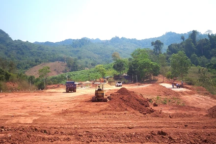 Thi công hạ tầng khu tái định cư bản Ban, xã Thượng Trạch, huyện Bố Trạch (Quảng Bình). (Ảnh HƯƠNG GIANG)