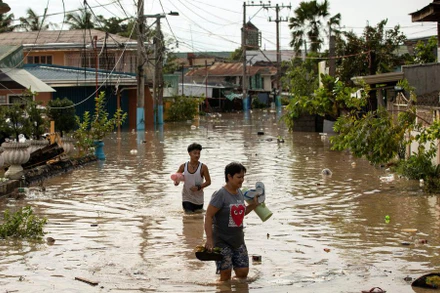 Bão Noru gây ngập lụt nghiêm trọng tại tỉnh Bulacan, Philippines. (Ảnh REUTERS) 