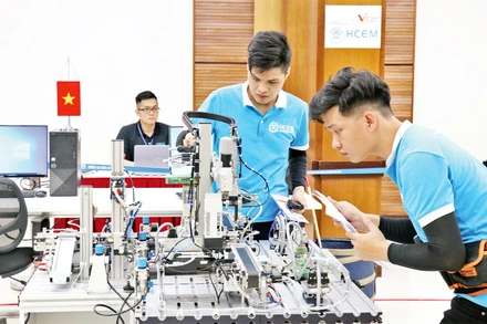 Ðội tuyển Việt Nam tham dự Cuộc thi Kỹ năng nghề cơ điện tử online châu Á - Thái Bình Dương (2022). (Ảnh MINH THẮNG) 