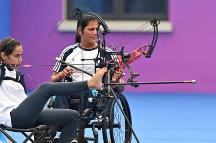 Sheetal Devi của Ấn Độ (16 tuổi) là nữ VĐV không tay đầu tiên đoạt HCB bắn cung tại Asian Para Games 4. 