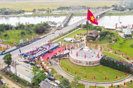 Di tích quốc gia đặc biệt Ðôi bờ Hiền Lương-Bến Hải nhìn từ trên cao. (Ảnh Thành Ðạt) 