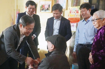 Bí thư Tỉnh ủy Quảng Bình Vũ Ðại Thắng thăm, tặng quà người có công ở huyện Lệ Thủy. 