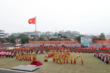 Tiết mục sơ duyệt chương trình kỷ niệm 70 năm Chiến thắng Điện Biên Phủ. (Ảnh HỮU NGUYÊN)