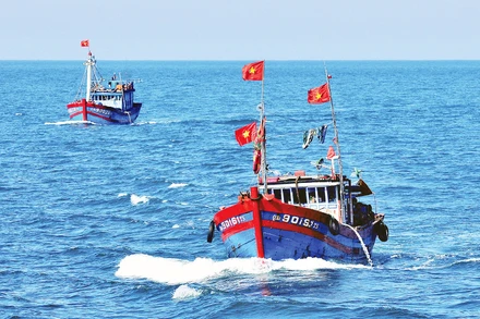 Tàu cá của ngư dân miền trung ra khơi đánh bắt hải sản. (Ảnh NGUYỄN ÐĂNG) 