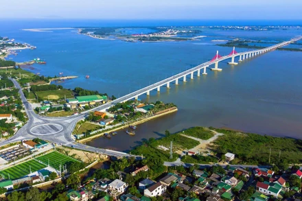 Cầu Cửa Hội bắc qua sông Lam góp phần tạo bước phát triển cho kinh tế-xã hội tỉnh Nghệ An. (Ảnh QUANG DŨNG) 