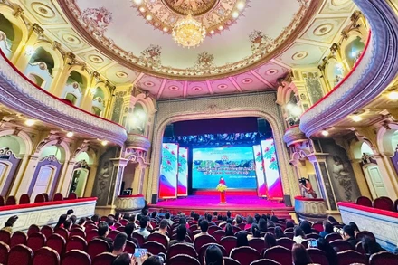 Quang cảnh lễ phát động trong Nhà hát lớn thành phố Hải Phòng.