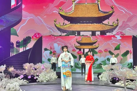 Các thí sinh trình diễn trang phục áo dài.