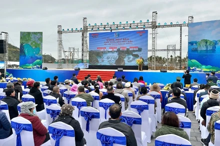 Lễ phát động chương trình “Cùng ngư dân thắp sáng đèn trên biển”.