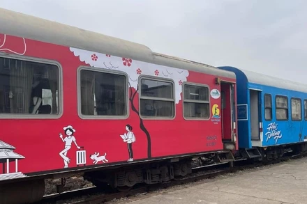 Đoàn tàu Hoa Phượng đỏ thu hút khách du lịch trải nghiệm.