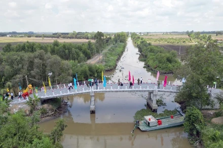 Chương trình “Cầu nối Yêu thương” đã xây dựng gần 120 cây cầu khắp cả nước.