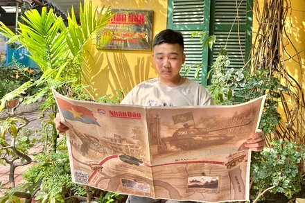 Tuổi trẻ Hải Phòng phấn khởi đón nhận phụ san đặc biệt trên tay.