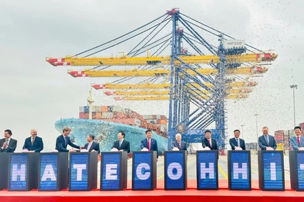 Lãnh đạo Trung ương và các đại biểu nhấn nút khánh thành Cảng Container quốc tế Hateco Hải Phòng.