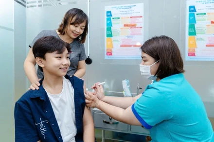 Trẻ em được tiêm chủng vaccine phòng, chống bệnh sởi.