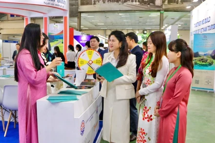 Các đại biểu tham quan gian hàng Du lịch Hải Phòng.