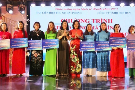 Trao tặng máy tính cho Hội phụ nữ các cấp.