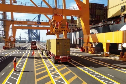 Chuyến tàu cập cảng đã thực hiện dỡ 484 container hàng hóa.