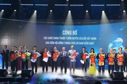 Bộ Xây dựng trao quyết định thành lập Tổng công ty Bảo đảm an toàn hàng hải Việt Nam.