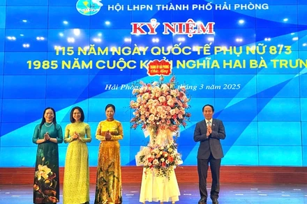 Bí thư Thành ủy Hải Phòng tặng hoa Hội Liên hiệp Phụ nữ Hải Phòng.