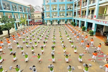 Học sinh Trường Tiểu học Võ Thị Sáu (quận Lê Chân) đồng diễn tiết mục văn nghệ.