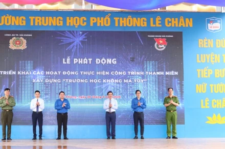 Các đại biểu phát động công trình thanh niên "Xây dựng trường học không ma túy".