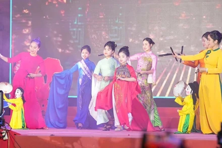 Các mẫu nhí vui tươi với màn trình diễn Áo dài. (Ảnh: ĐÀM THANH)