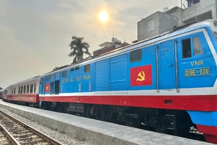 Đưa vào khai thác đoàn tàu chất lượng cao Hoa Phượng Đỏ.