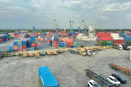 Hoạt động cảng biển Hải Phòng diễn ra sôi nổi, nhộn nhịp.