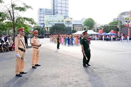 Công an Hải Phòng phân luồng giao thông cho lễ diễu hành quần chúng.