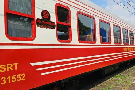 Đoàn tàu Hoa Phượng Đỏ.