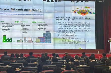 Đại biểu tham luận tại hội thảo.