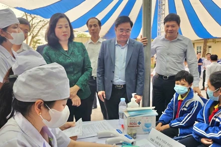 Bộ trưởng Y tế Đào Hồng Lan kiểm tra tiêm chủng cho trẻ em tại phường Lê Lợi, quận An Dương.