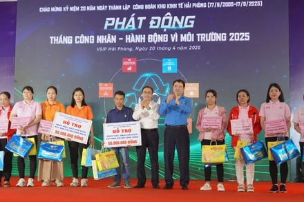 13 công nhân có hoàn cảnh khó khăn được nhận trợ cấp từ chương trình.