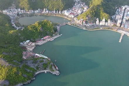 Một góc quần đảo Cát Bà nhìn từ trên cao.