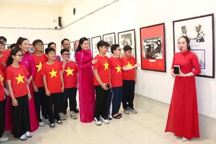 Quang cảnh triển lãm ảnh “Đất nước trọn niềm vui”.