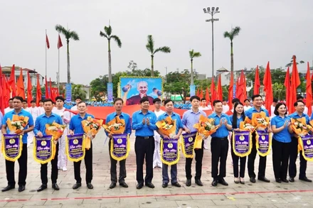 Trao quà và tặng hoa các đơn vị tham gia phát động Tháng Công nhân.