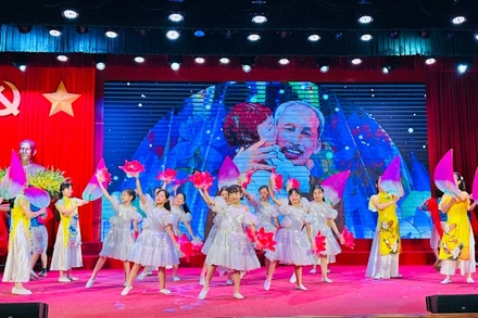 Các tiết mục văn nghệ chào mừng.