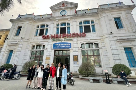 Du khách check-in trước Ga Hải Phòng.