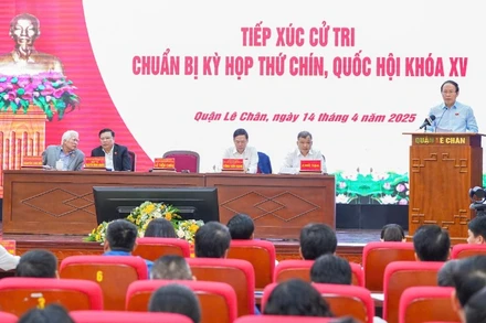 Đại biểu dự buổi tiếp xúc.