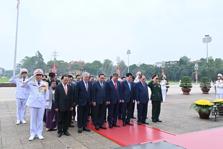 Các đồng chí lãnh đạo, nguyên lãnh đạo Đảng, Nhà nước thành kính tưởng nhớ công lao to lớn của Chủ tịch Hồ Chí Minh.