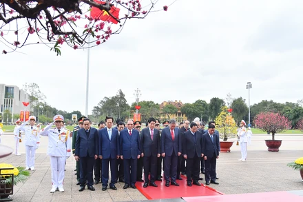 Các đồng chí lãnh đạo, nguyên lãnh đạo Đảng, Nhà nước thành kính tưởng nhớ công lao to lớn của Chủ tịch Hồ Chí Minh.