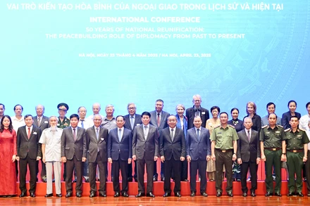 Chủ tịch nước Lương Cường với các đại biểu tại Hội thảo quốc tế với chủ đề “50 năm thống nhất đất nước: Vai trò kiến tạo của Ngoại giao trong lịch sử và hiện tại”. 