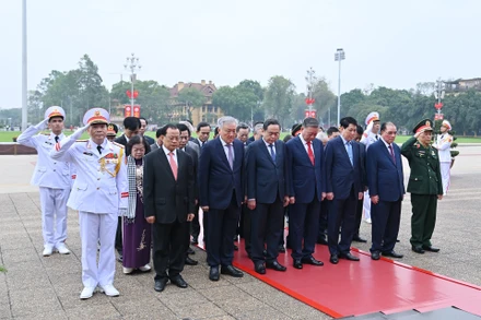 Các đồng chí lãnh đạo, nguyên lãnh đạo Đảng, Nhà nước thành kính tưởng nhớ công lao to lớn của Chủ tịch Hồ Chí Minh. (Ảnh: THỦY NGUYÊN)