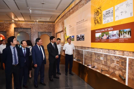 Các đại biểu tham quan trưng bày chuyên đề tại Triển lãm "Thành tựu kinh tế, văn hóa, xã hội của Thủ đô 70 năm xây dựng và phát triển".