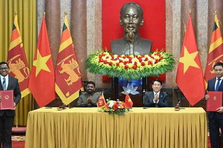 Chủ tịch nước Lương Cường và Tổng thống Sri Lanka Anura Kumara Dissanayaka tại lễ ký Hiệp định giữa Chính phủ nước Cộng hòa xã hội chủ nghĩa Việt Nam và Chính phủ nước Cộng hòa xã hội chủ nghĩa dân chủ Sri Lanka về hợp tác và trợ giúp lẫn nhau trong lĩnh vực hải quan.