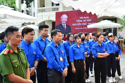 Đoàn viên, thanh niên xã Đông Hội tham quan Triển lãm ảnh “Tổng Bí thư Nguyễn Phú Trọng”